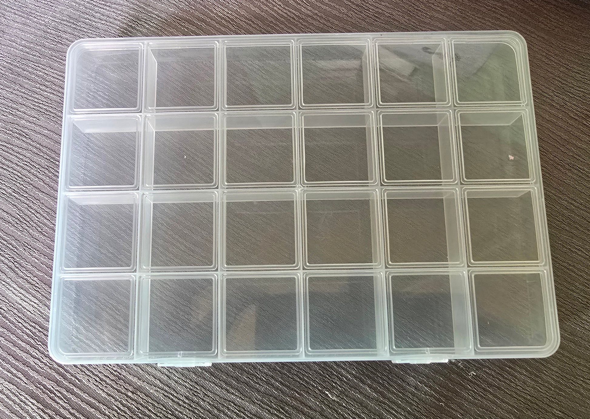 Sortierbox mit 24 kleinen Fächern